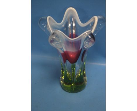 A CZECHOSLOVAKIAN 1960'S ART GLASS VASE POSSIBLY BY JOSEF HOSPODKA H 26 CM