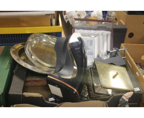 A TRAY OF ASSORTED METALWARE AND A GUINNESS BAR LIGHT ETC (TRAYS NOT INCLUDED)