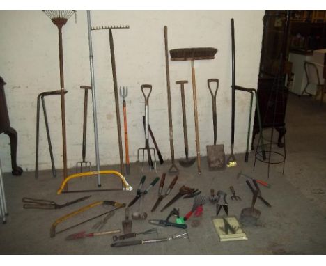 A LARGE COLLECTION OF GARDEN TOOLS