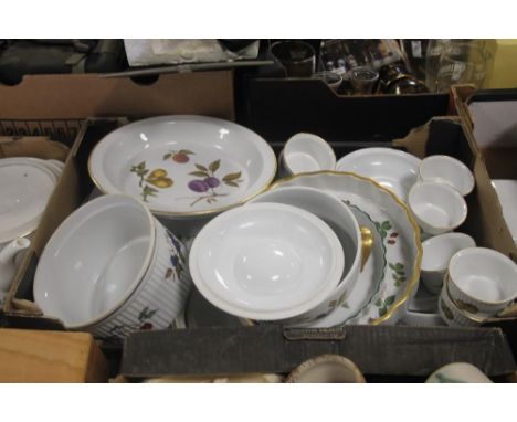 A TRAY OF ROYAL WORCESTER EVESHAM TEA AND DINNERWARE (TRAYS NOT INCLUDED)