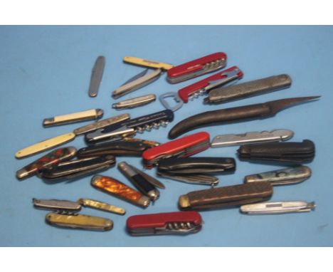 VINTAGE PENKNIFE'S AND POCKET KNIFES INCLUDES SOME MILITARY ISSUES 