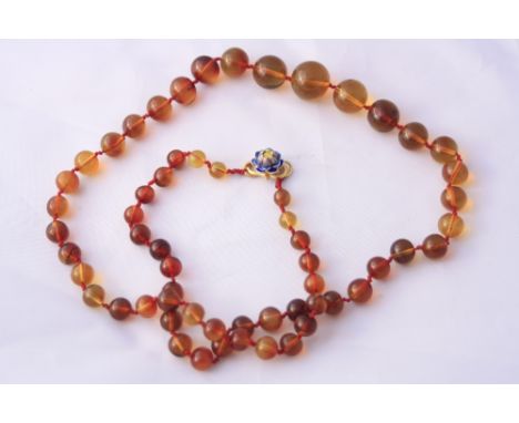 AN AMBER BEAD NECKLACE, with enamel clasp, length 70cm