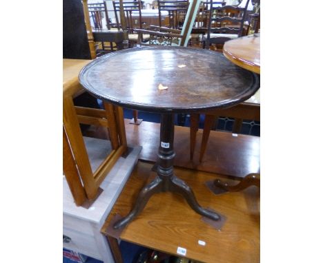 A GEORGIAN MAHOGANY CIRCULAR TILT TOP TRIPOD TABLE (sd)