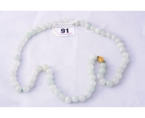 A BEADED JADE NECKLACE, length 66cm