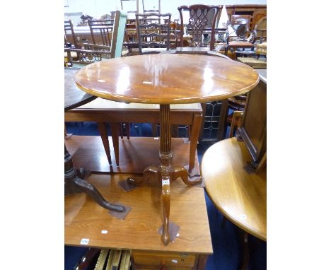 A MAHOGANY TRIPOD TABLE