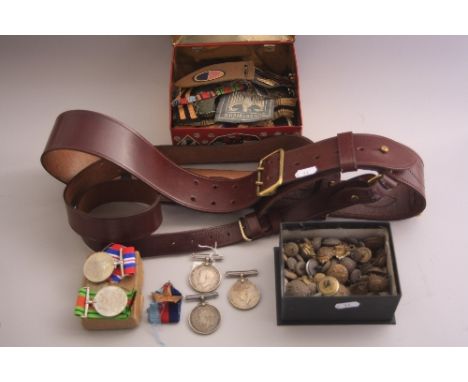 AN OLD BOX CONTAINING BUTTONS, collar dogs, a damaged WW2 war medal, an erased British War medal (WW1), together with an WW2 