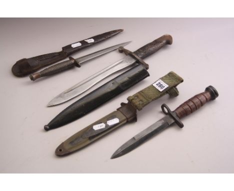 A BRITISH WW2 FAIRBAIN SYKES COMMANDO DAGGER, with leather scabbard, American WW2 era M4 knife bayonet, marked US M8 A1 on sc