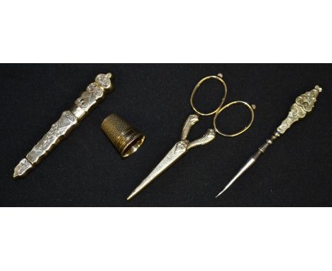 A matched 19th/20th century 14ct gold sewing set, comprising, gold handled scissors, steel blades, with engine turned blade c