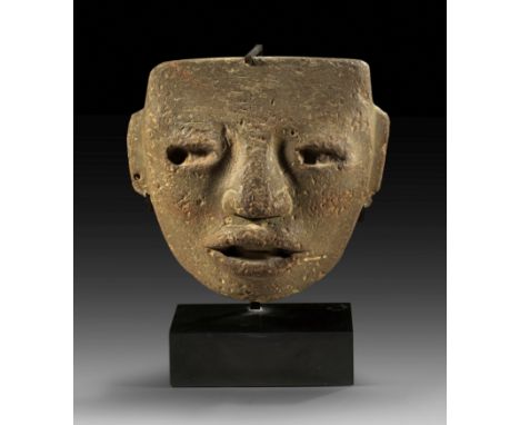 Steinmaske. Teotihuacan, 1. - 7. Jh. n. Chr. H 16,5cm. Fein modelliertes, symmetrisches Gesicht; leicht geschwungene Brauen, 