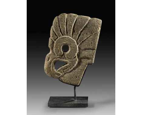 Seltener Hacha von einem Vogelkopf aus grauem Stein. Veracruz, Spätklassisch, 6. - 10. Jh. n. Chr. H 18,5cm. Publiziert: A. A