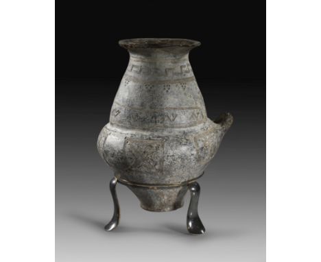 Große Urne. Villanova, 9. - Anfang 8. Jh. v. Chr. H 38,2cm, ø Mündung 18,2cm, ø Körper 27,6cm, ø Stand 9,9cm. Impasto mit ger