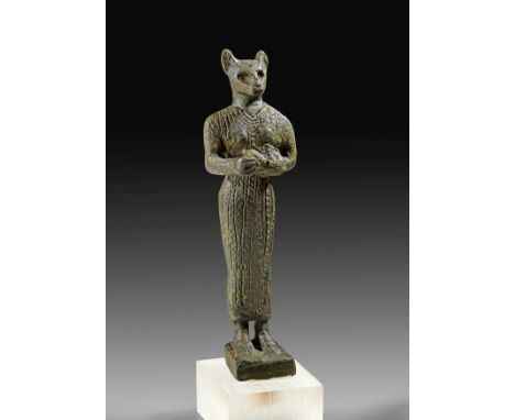 Bronzestatuette der Bastet. Spätzeit, 26. - 31. Dynastie, 664 - 332 v.Chr. H 11,3cm. Bronzeguss. Dargestellt ist die Göttin a