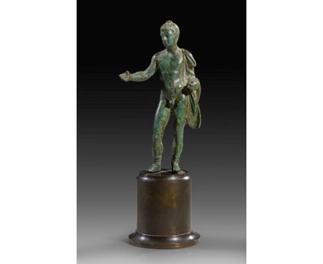 Hermes. Frühe Kaiserzeit, julisch-claudisch. 1. Jh. n. Chr. H 11cm. Vollguss. Nackter Knabe im Kontrapost stehend. Auf der li