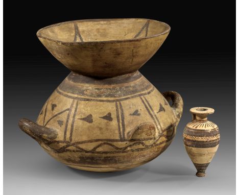 Aryballos und Olla. a) Italo-korinthischer Aryballos mit Blätterkranz, Linien und Gittermuster. 600 - 550 v. Chr. H 10,2cm. I