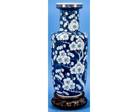 Antike Vase mit Päonien-Dekor, China Anfang 20. Jhdt., ungemarktes chinesisches Weißporzellan in Blautönen, von Hand bemalt. 