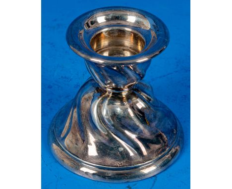 Einflammiger Tischkerzenleuchter, godronierter Fuß, 830er Silber, Stand beschwert, Höhe ca. 9 cm.