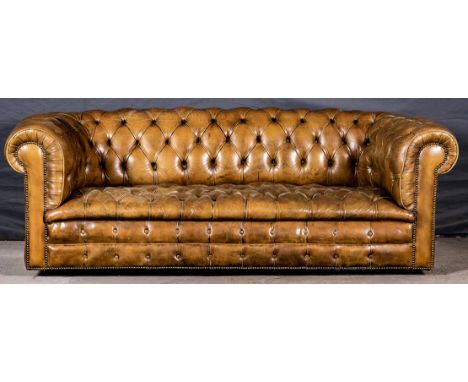 Chesterfield-Sofa, braunes Leder mit typischer Knopfheftung; guter, gebrauchter, unperfekter Erhalt, ca. 30 bis 50 Jahre alt,