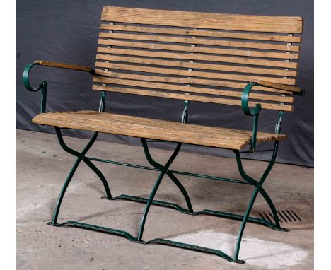 Zweisitzige Gartenbank/Parkbank, grün lackiertes Metallgestell mit Holzauflagen. Stand jahrelang ungeschützt im Freien; Alter
