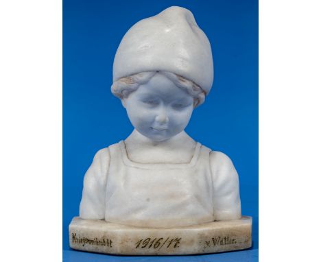 "Sinnendes Kind", auf Natursteinsockel montierte Alabasterfigur, rückseitig signiert "Petri", an Sockelfront bez.: "Kriegswei