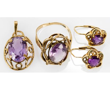 4teiliges Schmuckset, bestehend aus: einem ovalen Kettenanhänger und einem passenden Damenring, beides 333er Gelbgold mit Ame
