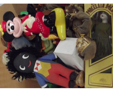 Quantity of vintage toys/figures to include a Golly doll  