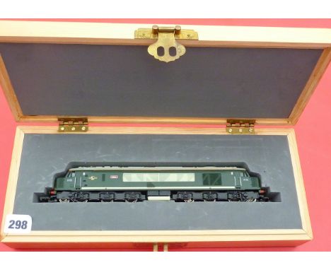 BACHMANN PRESENTATION BOXED LOCOMOTIVE CLASS 46 46035 IXION, ADVISED CHIPPED REF 0172