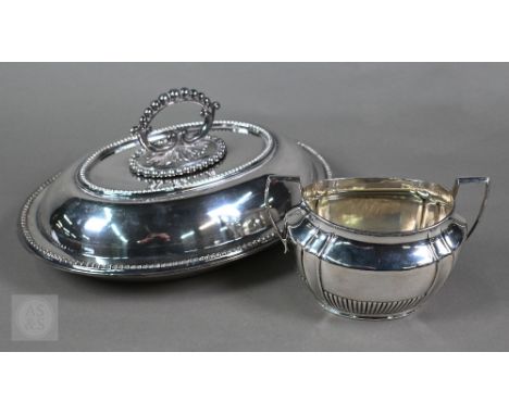 An Edwardian silver sugar basin, Reid &amp; Sons, London 1901, 6.4oz, to/w an electroplated entrée dish and cover with detach