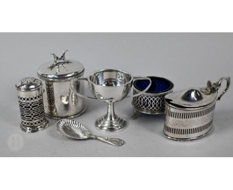 A silver string-box, the top with integral cutter, London 1910, to/w a caddy spoon with shell bowl, Sheffield 1913, a small A