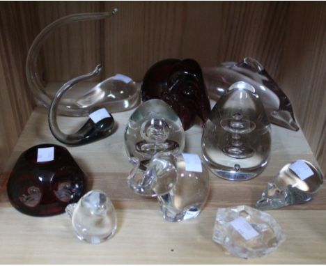 A shelf containing a selection of collectible glass including Wedgwood examples (11)