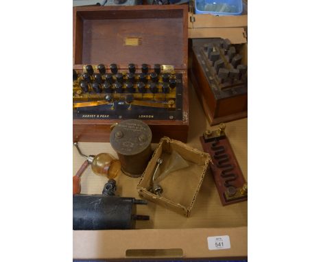 TRAY CONTAINING VINTAGE SCIENCE EQUIPMENT 