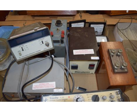 TRAY OF VINTAGE SCIENCE EQUIPMENT TO INCLUDE MAKERS SUCH AS GRIFFIN &amp; TATLOCK ETC