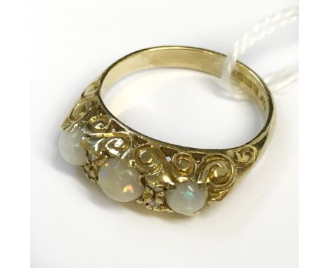 18CT GOLD &amp; OPAL RING