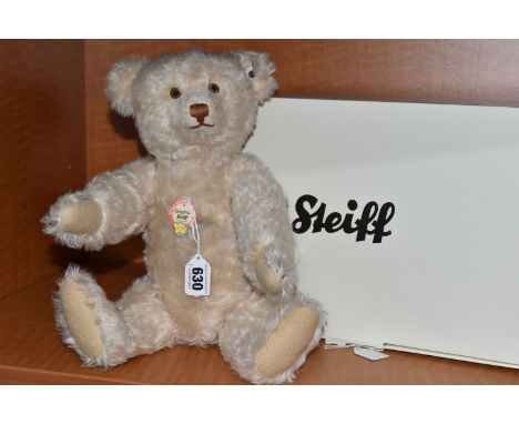 A BOXED STEIFF LIMITED EDITION REPLICA 1929 BEAR, 403132, ltd ed no.353/1000, mohair, growler, height 40cm, tag and label att