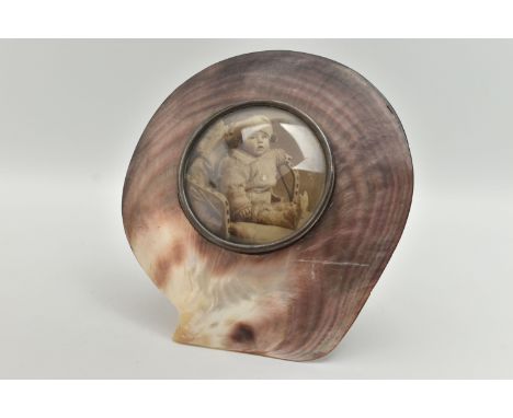 AN EARLY 20TH CENTURY, BLACK LIP OYSTER MOTHER OF PEARL AND SILVER PHOTO FRAME, shell with a central circular photo aperture,