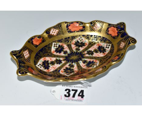 A ROYAL CROWN DERBY SOLID GOLD BAND IMARI 1128 TRINKET DISH, of oval form with twin handles and wavy rim, puce backstamp, wid
