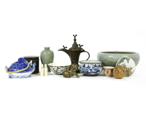 A quantity of collectables, comprising a Chinese blue and white censer, a Chinese bowl, a Chinese cloisonné box and cover, a 