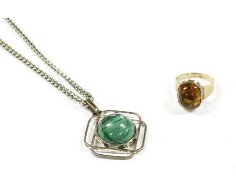 A collection of jewellery to include a Scandinavian single stone amber cabochon ring, marked 835, c.1970, a silver malachite 