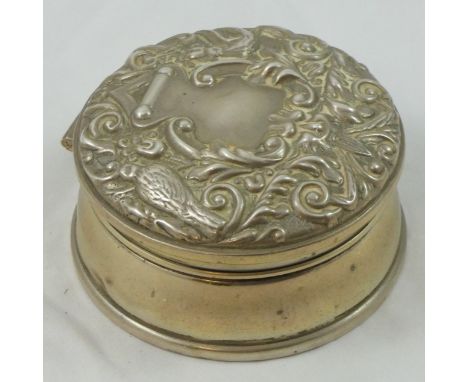 A silver trinket box, Birmingham 1976, the hinged cover with embossed bird and scroll decoration, diameter 8.5 cm.