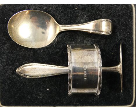 A silver christening set, Birmingham 1932/33, comprising napkin ring, spoon and pusher, weight 1.5 oz, case.