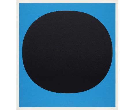 Rupprecht Geiger.  (1908 - 2009 München). Colour in the round (Schwarz auf Blau). 1969. Farbserigraphie auf Vélin-Karton. 67 