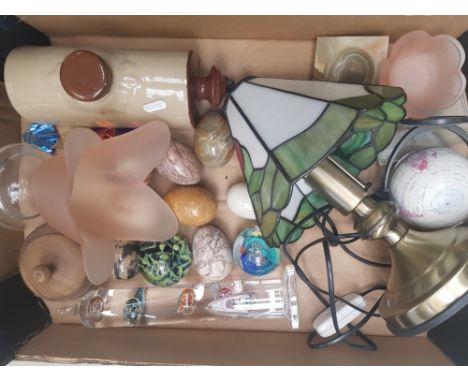 A mixed collection of ceramic items to include modern Tiffany Style lamp, Agate eggs, glass paperweights etc (1 tray) 