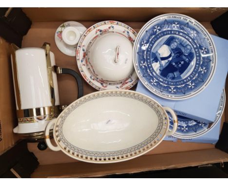 A mixed collection of ceramic items to inlude 2 Wedgwood Queensware Daily Mail commisoned plates, together with open veg dish