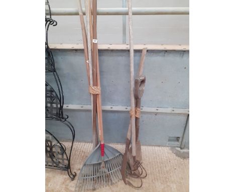 QUANTITY OF GARDEN TOOLS   