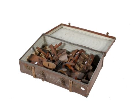A collection of assorted vintage carpenter's wooden planes. Including moulding and jack planes, etc. 