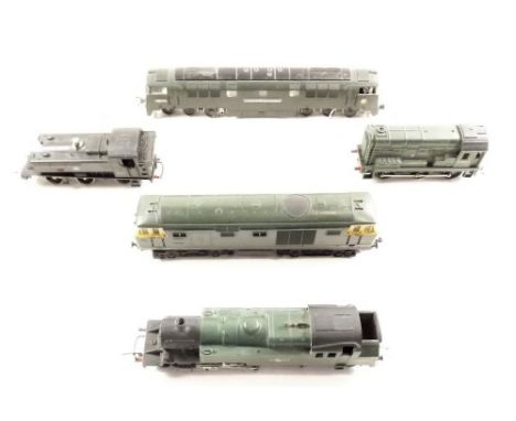 A Triang 'oo' gauge shunter D3035, a Triang engine R59 and three other - a/f