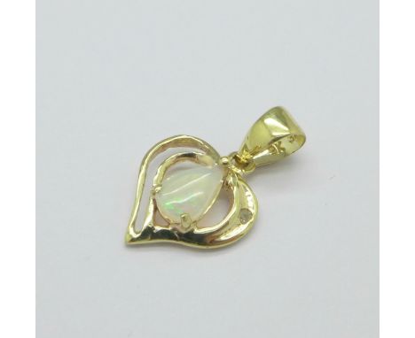 A 9ct gold and opal pendant, 0.7g