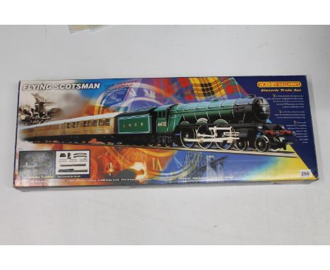 Hornby OO gauge model railway electric train set R823 Flying Scotsman with 4-6-2 Flying Scotsman tender locomotive 4472 LNER 