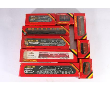Hornby OO gauge model railways including R154 4-6-0 Sir Dinadan tender locomotive 795 Southern green, R072 Class 25 diesel lo