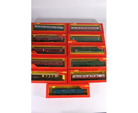 Triang Hornby OO gauge model railways including: R226 Utility van S2355S SR; R328 Pullman brake 2nd car no79; two R423 brake 