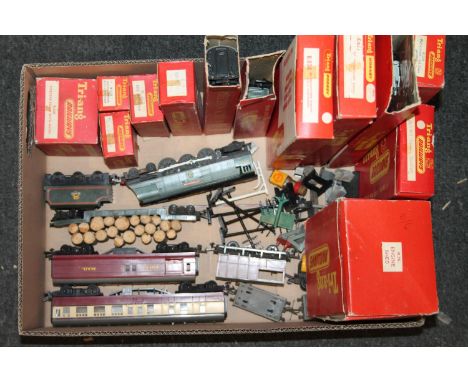 Triang Hornby OO gauge model railways including: R634 BR Freightliner wagon with two containers; R677 BR Freightliner wagon w